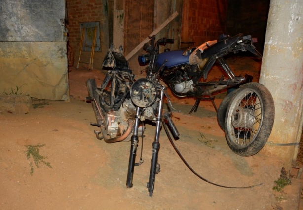 Estas duas motocicletas estavam, de acordo com a Polícia Militar, sendo desmontadas e, possivelmente, são produto de furto