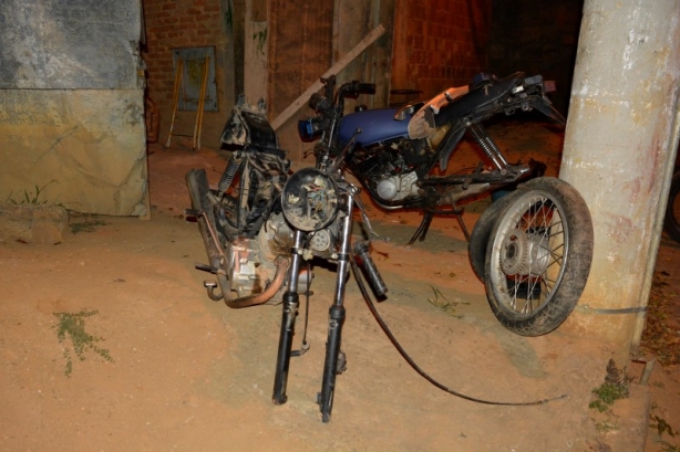 Estas duas motocicletas estavam, de acordo com a Pol&iacute;cia Militar, sendo desmontadas e, possivelmente, s&atilde;o produto de furto