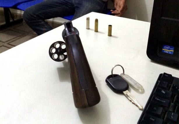 O rapaz foi preso em flagrante por porte ilegal de arma de fogo e o revólver apreendido