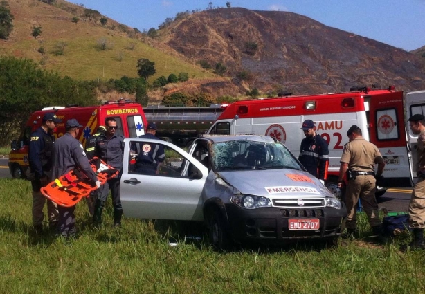 O Corpo de Bombeiros de Leopoldina retirou o ocupante do veículo que estava preso às ferragens que foi levado ao Pronto-Socorro