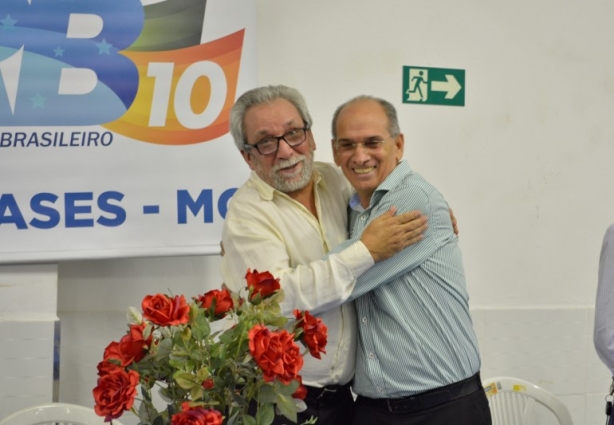 José Eduardo e Antônio Lage se abraçam após a oficialização de seus nomes como candidatos 