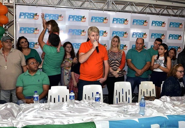 Adaelson discursa durante a convenção municipal que oficializou seu nome como candidato a prefeito de Miraí