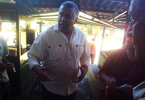 Antônio Hulck durante uma visita aos produtores do Mercado do Produtor