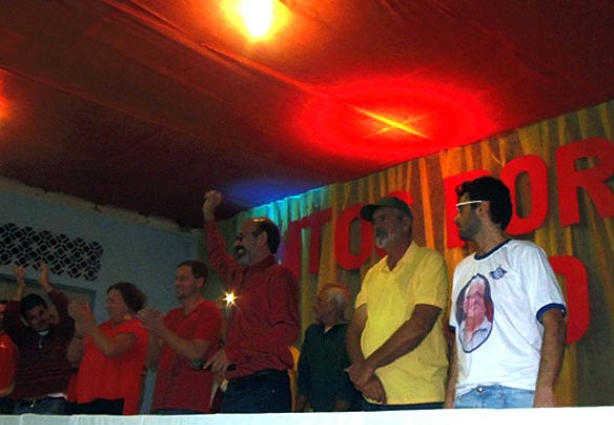 Zé Maria Barros, de camisa vermelha, acena para os filiados após ter seu nome confirmado na convenção do partido