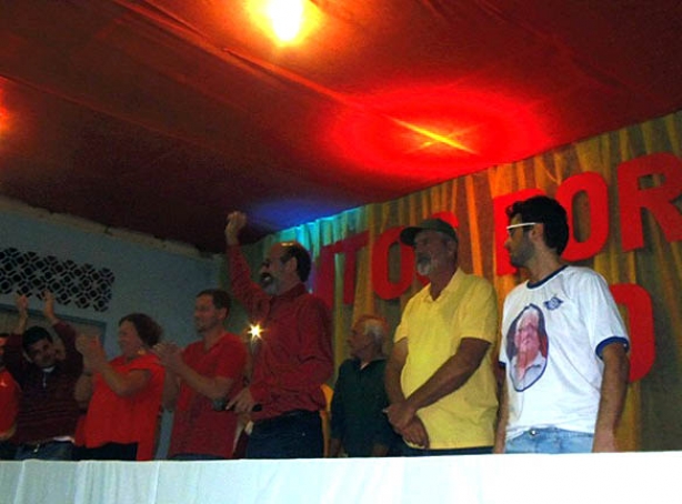 Z&eacute; Maria Barros, de camisa vermelha, acena para os filiados ap&oacute;s ter seu nome confirmado na conven&ccedil;&atilde;o do partido