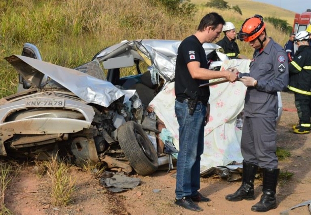 O Logan ficou destruído e os bombeiros tiveram dificuldades para retirarem as vítimas de seu interior