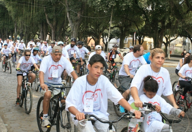 Um grande número de participantes compareceu ao Passeio Ciclístico do HC Saúde neste domingo