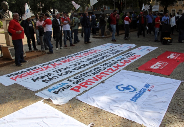 O Sindicato mobilizou a população contra a privatização do serviço de água no município