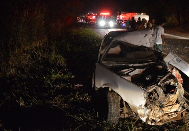 O Monza ficou destruído e o motorista morreu na hora, segundo informou a PRF