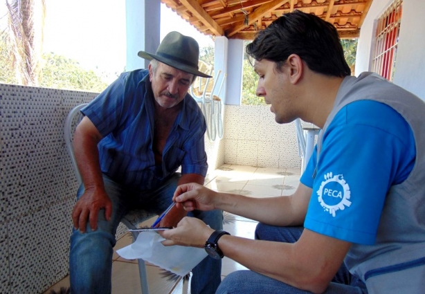 Técnico do Programa de Educação e Comunicação Socioambiental (PECA) orienta agricultor sobre como preservar sua propriedade