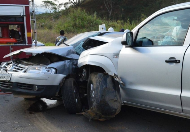 A Saveiro teve a frente danificada com o impacto da colisão e seu condutor foi levado para o Pronto-Socorro com suspeita de fraturas 