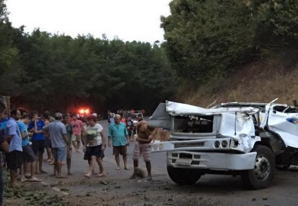 O caminhão desceu um pequeno abismo e capotou entre Guidoval e Ubá