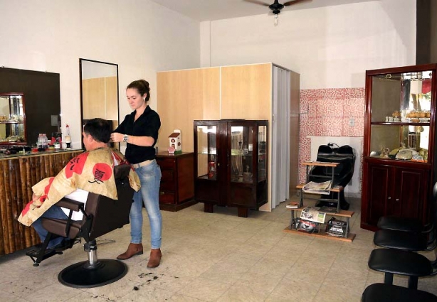 Lauriete tornou-se a primeira barbeira de Cataguases e trabalha na profissão há pouco mais de dois meses