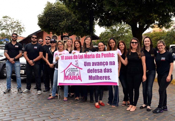 Os dez anos da Lei Maria de Penha foram lembrados em Cataguases com uma blitz informativa nesta manhã