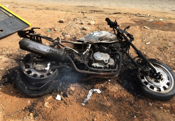 A motocicleta ficou completamente destruída e foi levada para o pátio do Detran pelo Auto Socorro Toledo