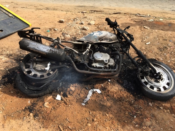 A motocicleta ficou completamente destru&iacute;da e foi levada para o p&aacute;tio do Detran pelo Auto Socorro Toledo