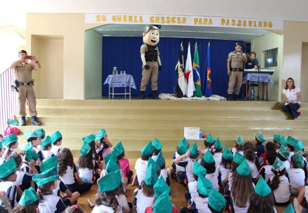 Os alunos ouviram uma palestra sobre a atuação da Polícia Militar e conversaram com os policiais