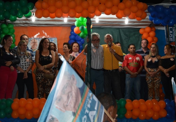 Os candidatos da Coligação Renova Cataguases fizeram seu primeiro comício nesta segunda-feira em Cataguases
