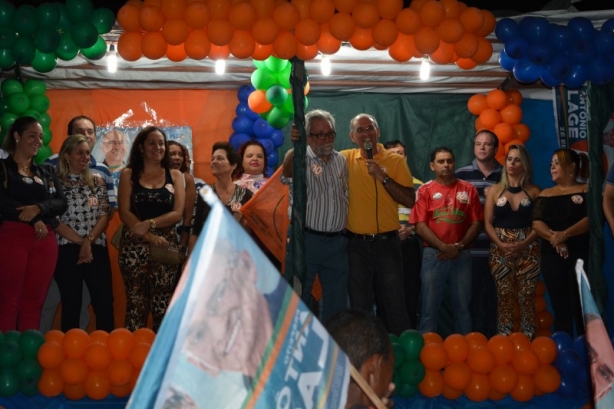 Os candidatos da Coliga&ccedil;&atilde;o Renova Cataguases fizeram seu primeiro com&iacute;cio nesta segunda-feira em Cataguases