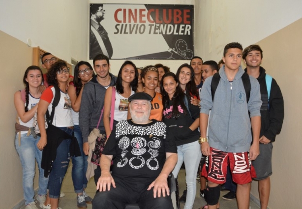Em frente à entrada do cineclube que leva seu nome, Silvio Tendler com os alunos do Colégio Cataguases