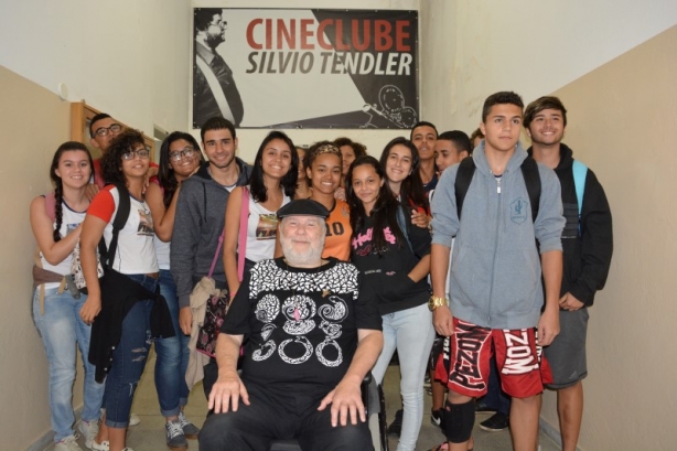 Em frente &agrave; entrada do cineclube que leva seu nome, Silvio Tendler com os alunos do Col&eacute;gio Cataguases