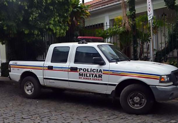 Viatura da Polícia Militar esteve na residência do empresário Márcio Ferraz onde fez o Boletim de Ocorrência