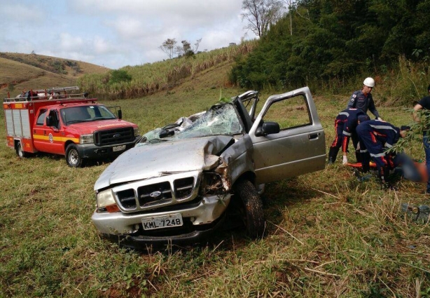 A caminhonete ficou destruída mas seu condutor sofreu apenas lesões leves