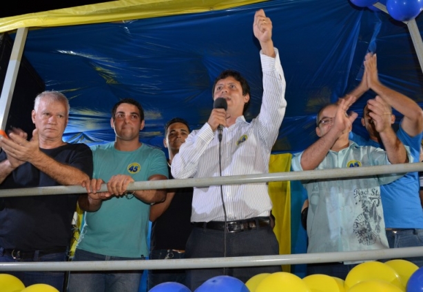 Willian Lobo de Almeida discursa em seu primeiro comício no bairro Sol Nascente