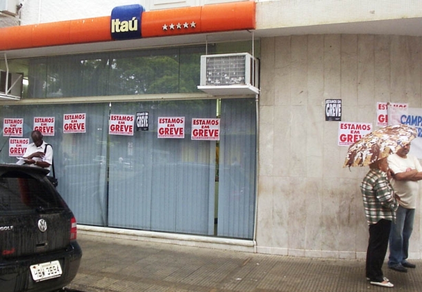 As agências bancárias de Cataguases e região podem amanhecer fechadas nesta terça-feira, véspera de feriado nacional
