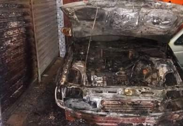 O carro ficou com a frente totalmente destruída pelo fogo