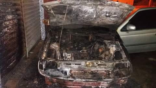 O carro ficou com a frente totalmente destru&iacute;da pelo fogo