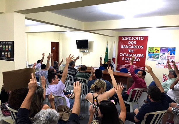 Por votação unânime dos presentes à assembleia foi aprovada a greve da categoria