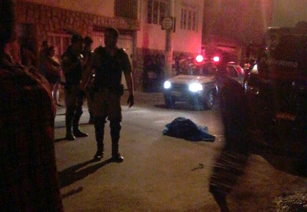 O corpo da vítima foi encontrado no meio da rua por populares (foto de leitor não identificado e publicada pelo site Ubá em Pauta)
