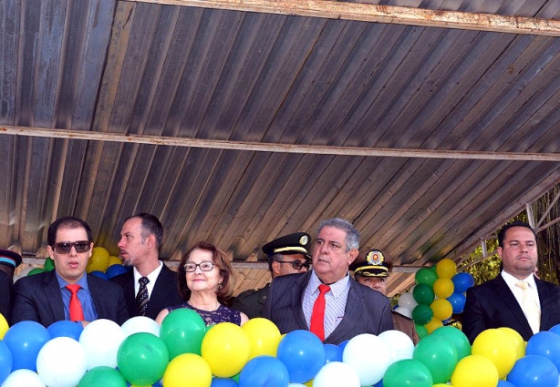 Autoridades civis e militares participaram da Hora Cívica e depois acompanharam o desfile cívico na Avenida Astolfo Dutra