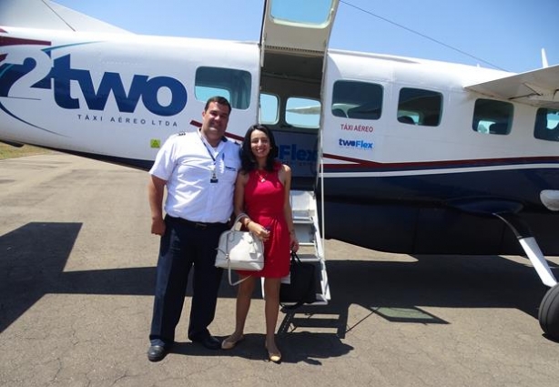 A médica Júlia Bicharra Barbosa que trabalha na cidade e em Belo Horizonte, inaugurou o voo