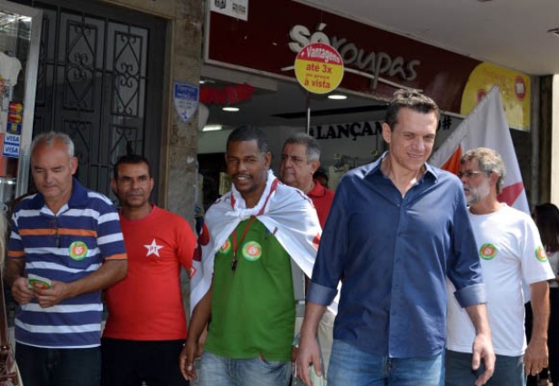 O Subsecretário de Governo, Marco Antônio Viana (camisa azul escuro) durante a caminhada pelo centro de Cataguases