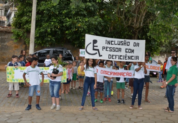 A caminhada dos alunos da Escola Guido Marlière deu início ao evento que começou às 8h30min