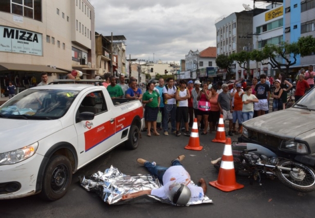 A simulação de um acidente nesta tarde marcou a Semana de Trânsito em Cataguases