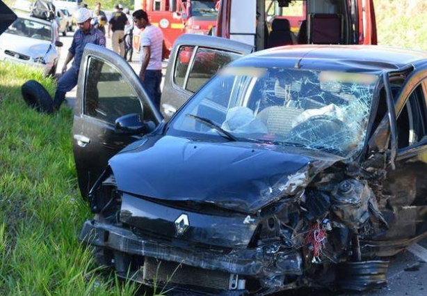 O Sandero foi o veículo que ficou parcialmente destruído e seu motorista foi levado ao Pronto-Socorro