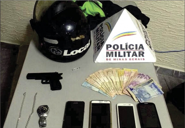 Os objetos furtados e o dinheiro roubado foram recuperados pelos policiais e um dos supostos envolvidos, conduzido até à delegacia