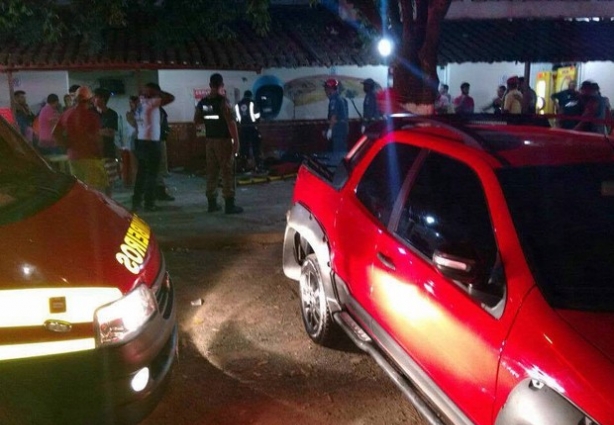 O atropelamento aconteceu nesta madrugada em frente a um bar onde as pessoas estavam sentadas