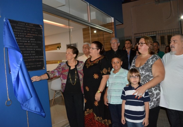Familiares de Emanoel Peixoto descerram a placa alusiva à inauguração da nova sede do HC Saúde