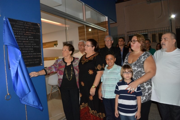 Familiares de Emanoel Peixoto descerram a placa alusiva &agrave; inaugura&ccedil;&atilde;o da nova sede do HC Sa&uacute;de