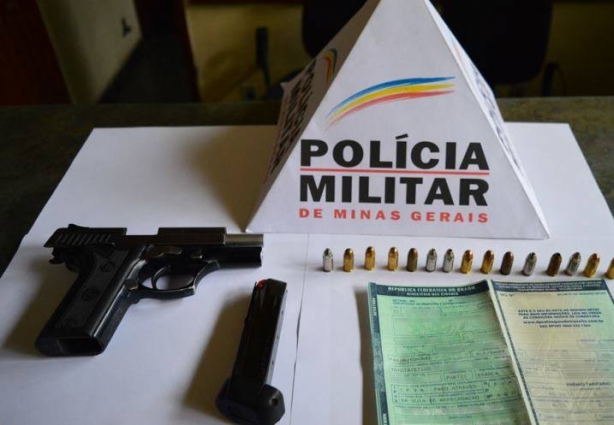 A arma de fogo apreendida bem como o documento do veículo que também foi levado para o pátio do Detran-MG