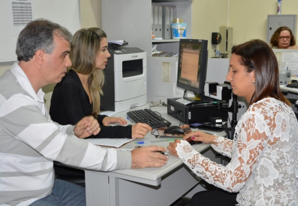Os servidores da Justiça Eleitoral em Cataguases, transmitindo os resultados da eleição 