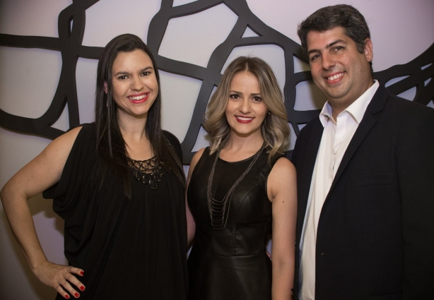 Thaís Werneck com Nívea Mello e Alexandre Oliveira, organizadores da Casa Design, no coquetel de abertura do evento