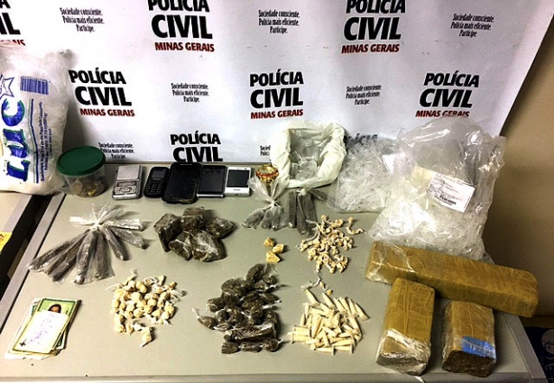 Os policiais civis encontraram uma quantidade significativa de drogas na residência de um dos suspeitos, que conseguiu fugir