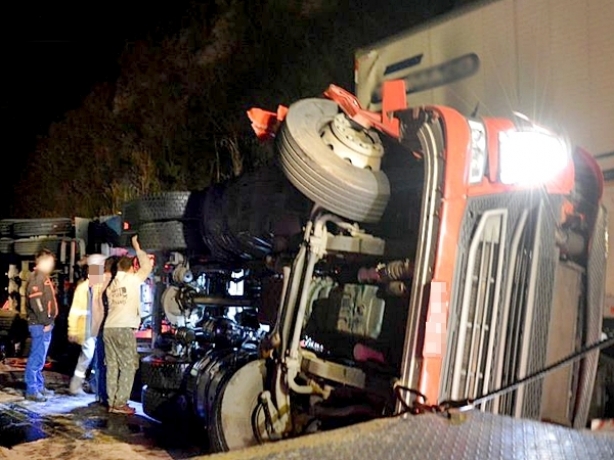 O acidente aconteceu pouco antes da meia noite na BR-116, em Leopoldina