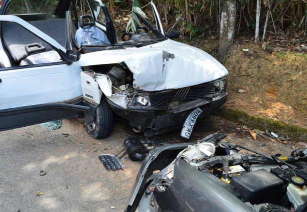 A colisão frontal dos dois veículos arrancou o teto do Fiat e danificou seriamente os automóveis