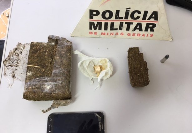 A maconha foi encontrada embaixo da geladeira e no galinheiro, no quintal do imóvel